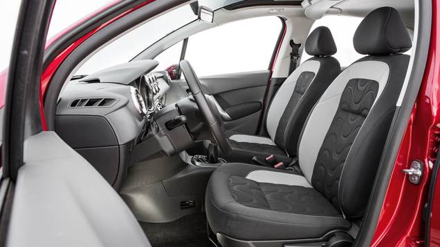 Banco em dois tons com textura 3D e ótimo acabamento | <a href="https://preprod.quatrorodas.abril.com.br/carros/comparativos/fiesta-x-208-x-c3-749647.shtml" rel="migration">Leia mais</a> Banco em dois tons com textura 3D e ótimo acabamento | <a href="https://preprod.quatrorodas.abril.com.br/carros/comparativos/fiesta-x-208-x-c3-749647.shtml" rel="migration">Leia mais</a>