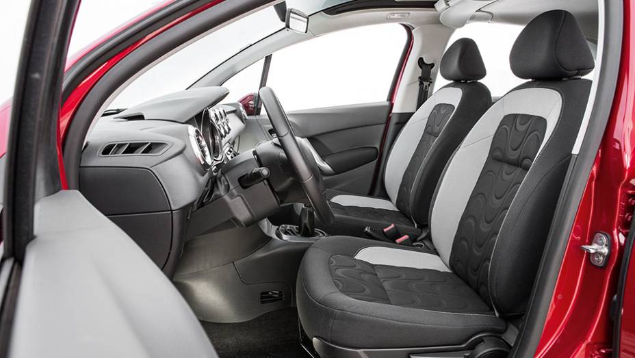 Banco em dois tons com textura 3D e &oacute;timo acabamento | <a href="https://preprod.quatrorodas.abril.com.br/carros/comparativos/fiesta-x-208-x-c3-749647.shtml" rel="migration">Leia mais</a>