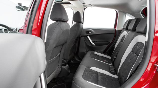 Banco do meio tem cinto de três pontos e encosto de cabeça | <a href="https://preprod.quatrorodas.abril.com.br/carros/comparativos/fiesta-x-208-x-c3-749647.shtml" rel="migration">Leia mais</a> Banco do meio tem cinto de três pontos e encosto de cabeça | <a href="https://preprod.quatrorodas.abril.com.br/carros/comparativos/fiesta-x-208-x-c3-749647.shtml" rel="migration">Leia mais</a>