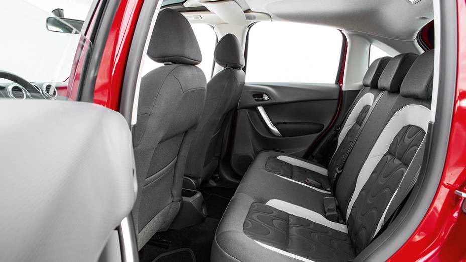 Banco do meio tem cinto de tr&ecirc;s pontos e encosto de cabe&ccedil;a | <a href="https://preprod.quatrorodas.abril.com.br/carros/comparativos/fiesta-x-208-x-c3-749647.shtml" rel="migration">Leia mais</a>