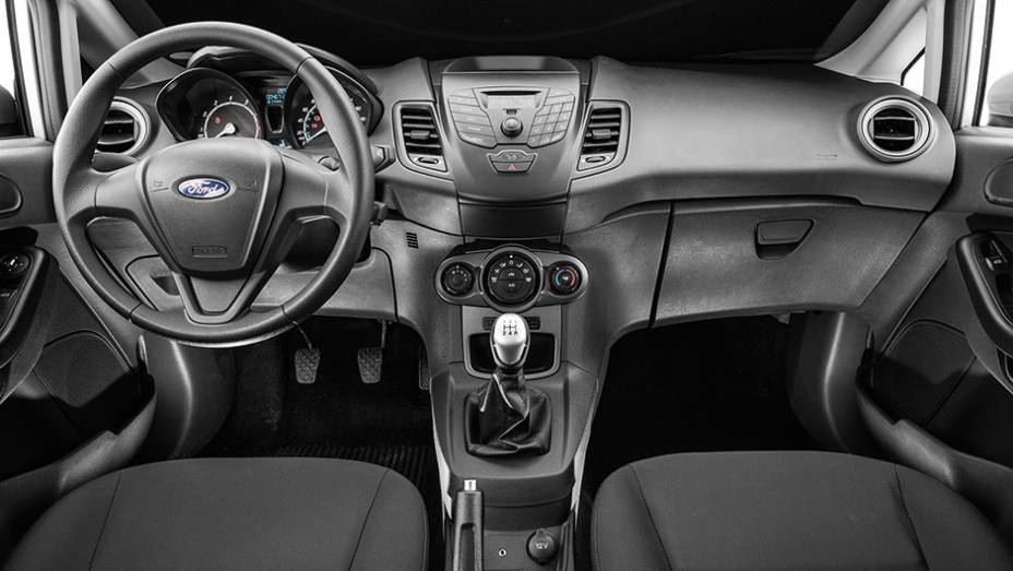 Ótima posição para dirigir é um dos pontos fortes do Ford | <a href="https://preprod.quatrorodas.abril.com.br/carros/comparativos/fiesta-x-208-x-c3-749647.shtml" rel="migration">Leia mais</a>