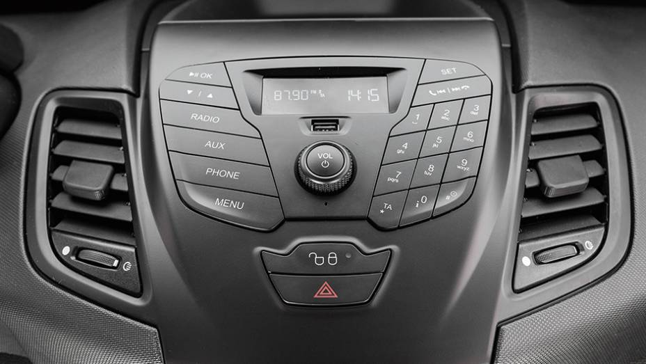 Som My Connection é difícil de usar e posição do USB é ruim | <a href="https://preprod.quatrorodas.abril.com.br/carros/comparativos/fiesta-x-208-x-c3-749647.shtml" rel="migration">Leia mais</a>