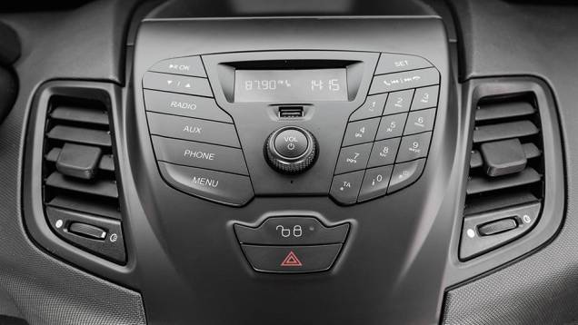 Som My Connection é difícil de usar e posição do USB é ruim | <a href="https://preprod.quatrorodas.abril.com.br/carros/comparativos/fiesta-x-208-x-c3-749647.shtml" rel="migration">Leia mais</a> Som My Connection é difícil de usar e posição do USB é ruim | <a href="https://preprod.quatrorodas.abril.com.br/carros/comparativos/fiesta-x-208-x-c3-749647.shtml" rel="migration">Leia mais</a>