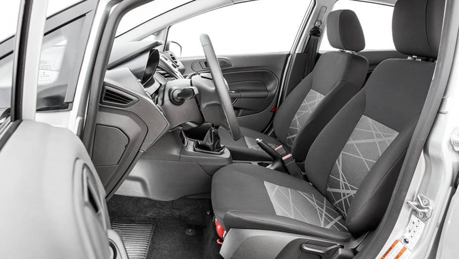 Há ajuste de altura para coluna de direção e banco dianteiro | <a href="https://preprod.quatrorodas.abril.com.br/carros/comparativos/fiesta-x-208-x-c3-749647.shtml" rel="migration">Leia mais</a>