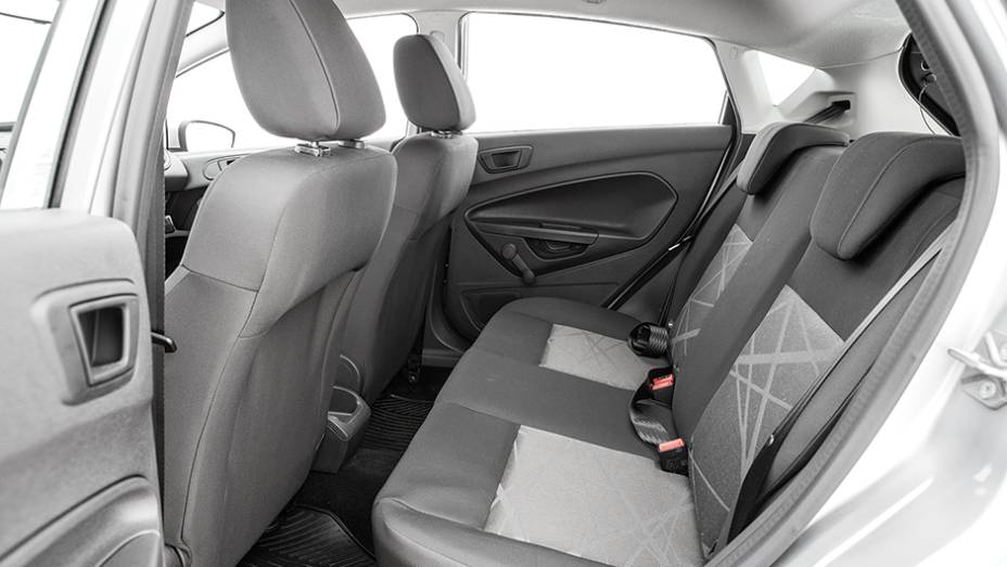 Isofix é um bônus, mas cadê o cinto de três pontos atrás? | <a href="https://preprod.quatrorodas.abril.com.br/carros/comparativos/fiesta-x-208-x-c3-749647.shtml" rel="migration">Leia mais</a>