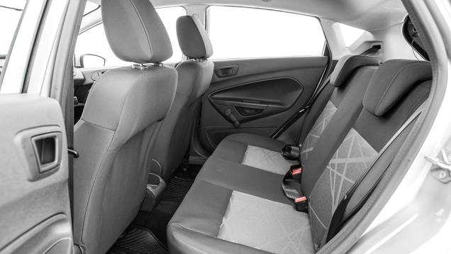 Isofix é um bônus, mas cadê o cinto de três pontos atrás? | <a href="https://preprod.quatrorodas.abril.com.br/carros/comparativos/fiesta-x-208-x-c3-749647.shtml" rel="migration">Leia mais</a> Isofix é um bônus, mas cadê o cinto de três pontos atrás? | <a href="https://preprod.quatrorodas.abril.com.br/carros/comparativos/fiesta-x-208-x-c3-749647.shtml" rel="migration">Leia mais</a>