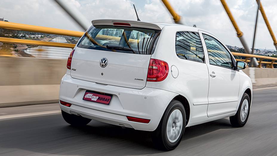 A versão é identificada pelo emblema na traseira | <a href="https://preprod.quatrorodas.abril.com.br/carros/testes/volkswagen-fox-bluemotion-749109.shtml" rel="migration">Leia mais</a>