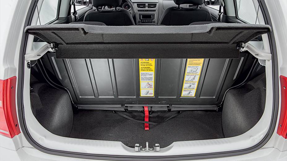 No porta-malas cabem 260 litros de bagagem | <a href="https://preprod.quatrorodas.abril.com.br/carros/testes/volkswagen-fox-bluemotion-749109.shtml" rel="migration">Leia mais</a>