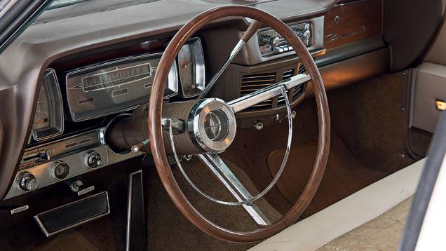 Acabamento de nogueira faz contraste com a tapeçaria clara | <a href="https://preprod.quatrorodas.abril.com.br/carros/classicos-grandescarros/lincoln-continental-751204.shtml" rel="migration">Leia mais</a> Acabamento de nogueira faz contraste com a tapeçaria clara | <a href="https://preprod.quatrorodas.abril.com.br/carros/classicos-grandescarros/lincoln-continental-751204.shtml" rel="migration">Leia mais</a>
