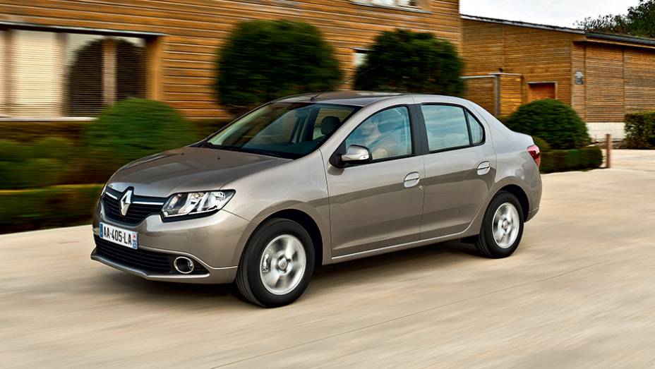 Grade com logo Renault é mais refinada que a da marca Dacia | <a href="https://preprod.quatrorodas.abril.com.br/carros/impressoes/dacia-logan-749339.shtml" rel="migration">Leia mais</a>