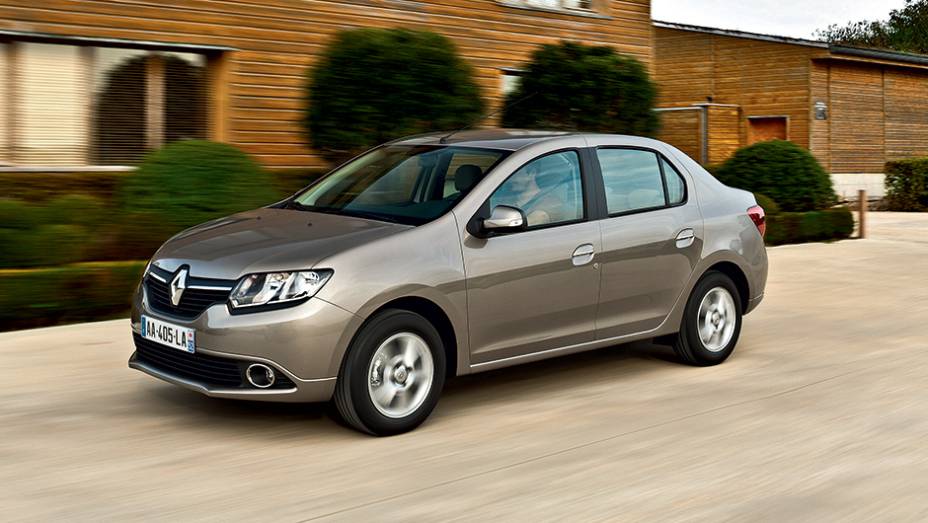 Grade com logo Renault &eacute; mais refinada que a da marca Dacia | <a href="https://preprod.quatrorodas.abril.com.br/carros/impressoes/dacia-logan-749339.shtml" rel="migration">Leia mais</a>