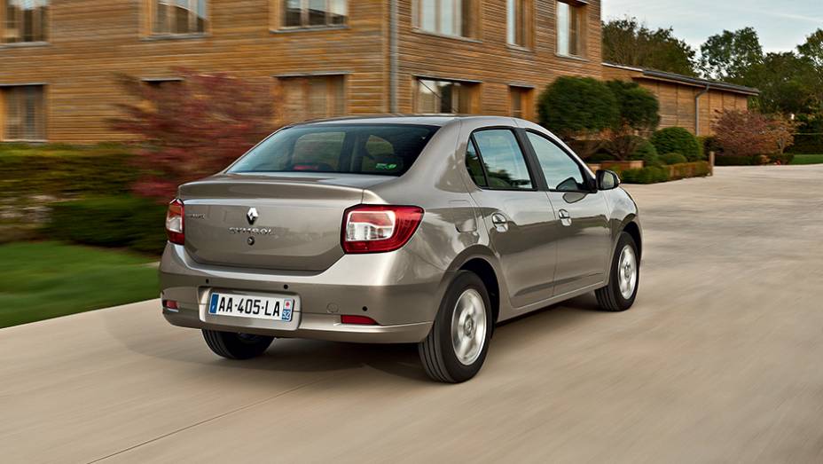 Batizado Symbol em alguns pa&iacute;ses, ele ter&aacute; lanternas horizontais | <a href="https://preprod.quatrorodas.abril.com.br/carros/impressoes/dacia-logan-749339.shtml" rel="migration">Leia mais</a>