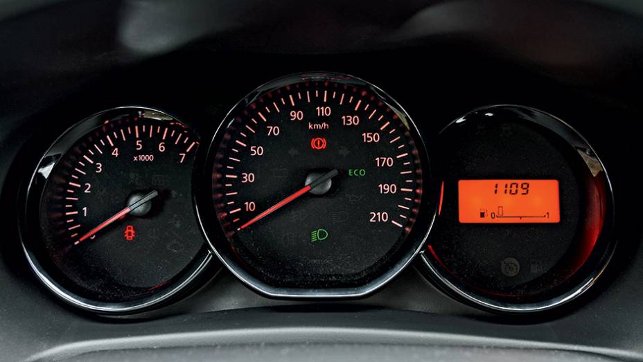 Aro cromado d&aacute; ar mais refinado aos instrumentos; visor migrou do meio para a direita | <a href="https://preprod.quatrorodas.abril.com.br/carros/impressoes/dacia-logan-749339.shtml" rel="migration">Leia mais</a>