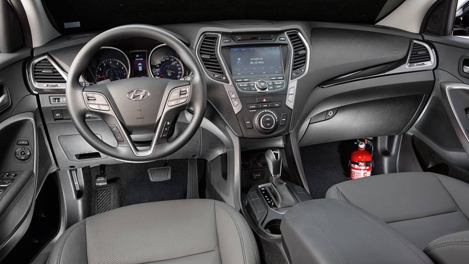 No volante - multifuncional -, assistência elétrica com três níveis de "peso" | <a href="https://preprod.quatrorodas.abril.com.br/carros/testes/hyundai-santa-fe-3-3-749761.shtml" rel="migration">Leia mais</a>