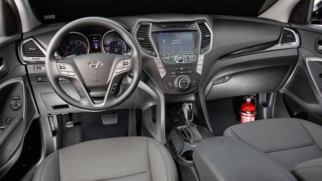 No volante - multifuncional -, assistência elétrica com três níveis de "peso" | <a href="https://preprod.quatrorodas.abril.com.br/carros/testes/hyundai-santa-fe-3-3-749761.shtml" rel="migration">Leia mais</a> No volante - multifuncional -, assistência elétrica com três níveis de "peso" | <a href="https://preprod.quatrorodas.abril.com.br/carros/testes/hyundai-santa-fe-3-3-749761.shtml" rel="migration">Leia mais</a>