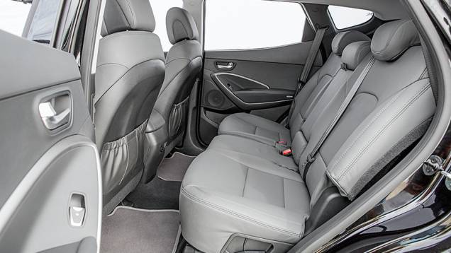 ... o espaço no banco traseiro é amplo e confortável | <a href="https://preprod.quatrorodas.abril.com.br/carros/testes/hyundai-santa-fe-3-3-749761.shtml" rel="migration">Leia mais</a> ... o espaço no banco traseiro é amplo e confortável | <a href="https://preprod.quatrorodas.abril.com.br/carros/testes/hyundai-santa-fe-3-3-749761.shtml" rel="migration">Leia mais</a>