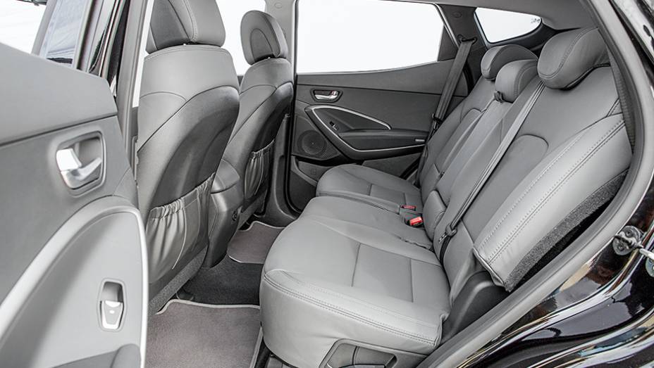 ... o espa&ccedil;o no banco traseiro &eacute; amplo e confort&aacute;vel | <a href="https://preprod.quatrorodas.abril.com.br/carros/testes/hyundai-santa-fe-3-3-749761.shtml" rel="migration">Leia mais</a>