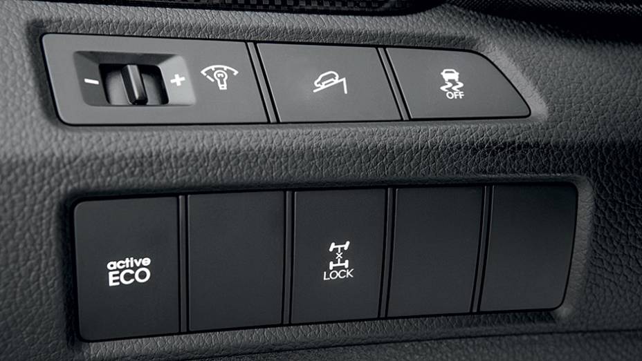 Auxílio de frenagem, ESP, modo ECO e bloqueio de diferencial | <a href="https://preprod.quatrorodas.abril.com.br/carros/testes/hyundai-santa-fe-3-3-749761.shtml" rel="migration">Leia mais</a>