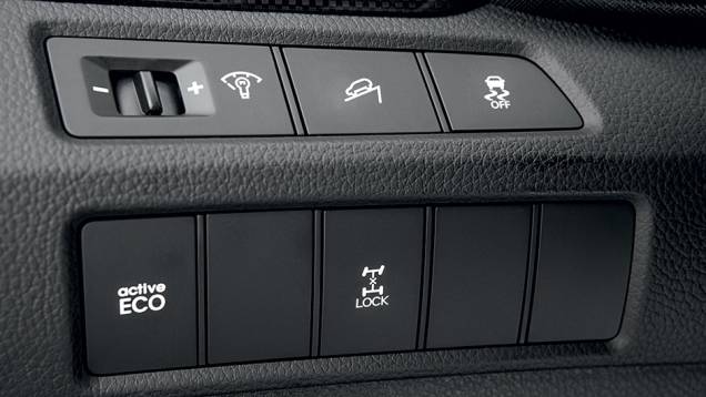 Auxílio de frenagem, ESP, modo ECO e bloqueio de diferencial | <a href="https://preprod.quatrorodas.abril.com.br/carros/testes/hyundai-santa-fe-3-3-749761.shtml" rel="migration">Leia mais</a> Auxílio de frenagem, ESP, modo ECO e bloqueio de diferencial | <a href="https://preprod.quatrorodas.abril.com.br/carros/testes/hyundai-santa-fe-3-3-749761.shtml" rel="migration">Leia mais</a>