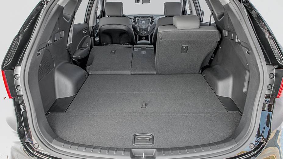 Atr&aacute;s, 585 litros | <a href="https://preprod.quatrorodas.abril.com.br/carros/testes/hyundai-santa-fe-3-3-749761.shtml" rel="migration">Leia mais</a>