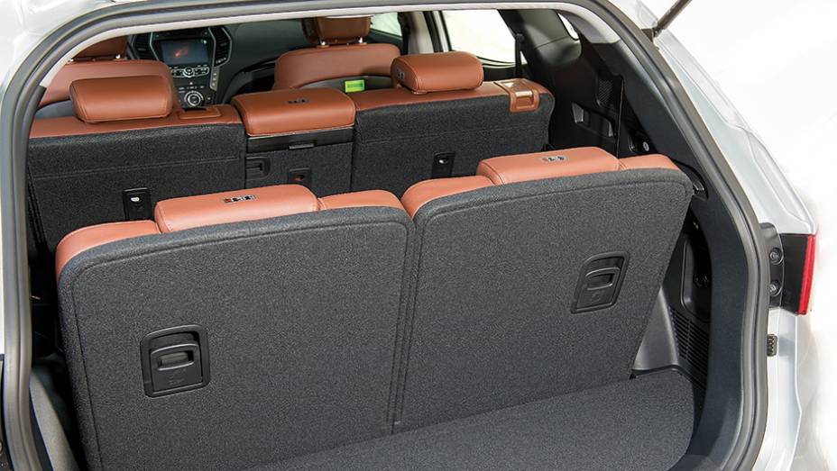 Com os bancos armados, o espa&ccedil;o para bagagem &eacute; m&iacute;nimo | <a href="https://preprod.quatrorodas.abril.com.br/carros/testes/hyundai-santa-fe-3-3-749761.shtml" rel="migration">Leia mais</a>