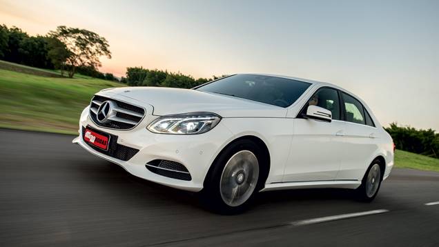 Novo Classe E vem com grade dianteira esportiva | <a href="https://preprod.quatrorodas.abril.com.br/carros/lancamentos/mercedes-benz-250-avantgarde-753592.shtml" rel="migration">Leia mais</a> Novo Classe E vem com grade dianteira esportiva | <a href="https://preprod.quatrorodas.abril.com.br/carros/lancamentos/mercedes-benz-250-avantgarde-753592.shtml" rel="migration">Leia mais</a>
