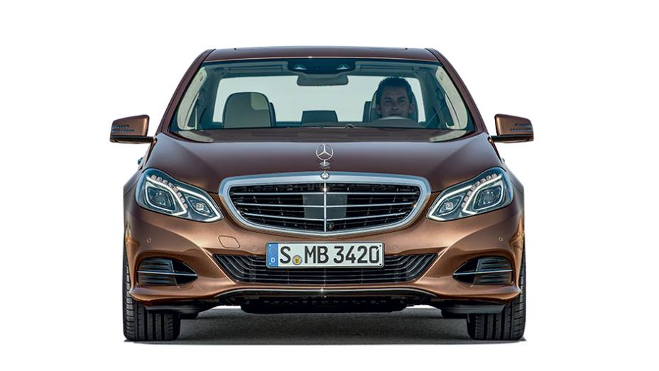 A grade clássica, só sob encomenda | <a href="https://preprod.quatrorodas.abril.com.br/carros/lancamentos/mercedes-benz-250-avantgarde-753592.shtml" rel="migration">Leia mais</a>