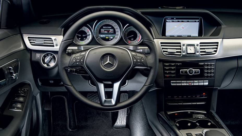 Volante de três raios e mostradores projetados são os destaques internos | <a href="https://preprod.quatrorodas.abril.com.br/carros/lancamentos/mercedes-benz-250-avantgarde-753592.shtml" rel="migration">Leia mais</a>