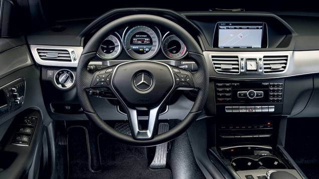 Volante de três raios e mostradores projetados são os destaques internos | <a href="https://preprod.quatrorodas.abril.com.br/carros/lancamentos/mercedes-benz-250-avantgarde-753592.shtml" rel="migration">Leia mais</a> Volante de três raios e mostradores projetados são os destaques internos | <a href="https://preprod.quatrorodas.abril.com.br/carros/lancamentos/mercedes-benz-250-avantgarde-753592.shtml" rel="migration">Leia mais</a>