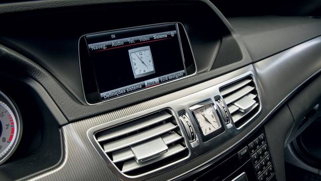 Acabamento de luxo conta com alumínio no painel, relógio analógico e... | <a href="https://preprod.quatrorodas.abril.com.br/carros/lancamentos/mercedes-benz-250-avantgarde-753592.shtml" rel="migration">Leia mais</a> Acabamento de luxo conta com alumínio no painel, relógio analógico e... | <a href="https://preprod.quatrorodas.abril.com.br/carros/lancamentos/mercedes-benz-250-avantgarde-753592.shtml" rel="migration">Leia mais</a>