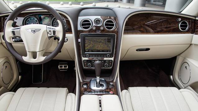 Monitor sensível ao toque de 8 polegadas domina o painel dianteiro | <a href="https://preprod.quatrorodas.abril.com.br/carros/impressoes/bentley-flying-spur-755086.shtml" rel="migration">Leia mais</a> Monitor sensível ao toque de 8 polegadas domina o painel dianteiro | <a href="https://preprod.quatrorodas.abril.com.br/carros/impressoes/bentley-flying-spur-755086.shtml" rel="migration">Leia mais</a>