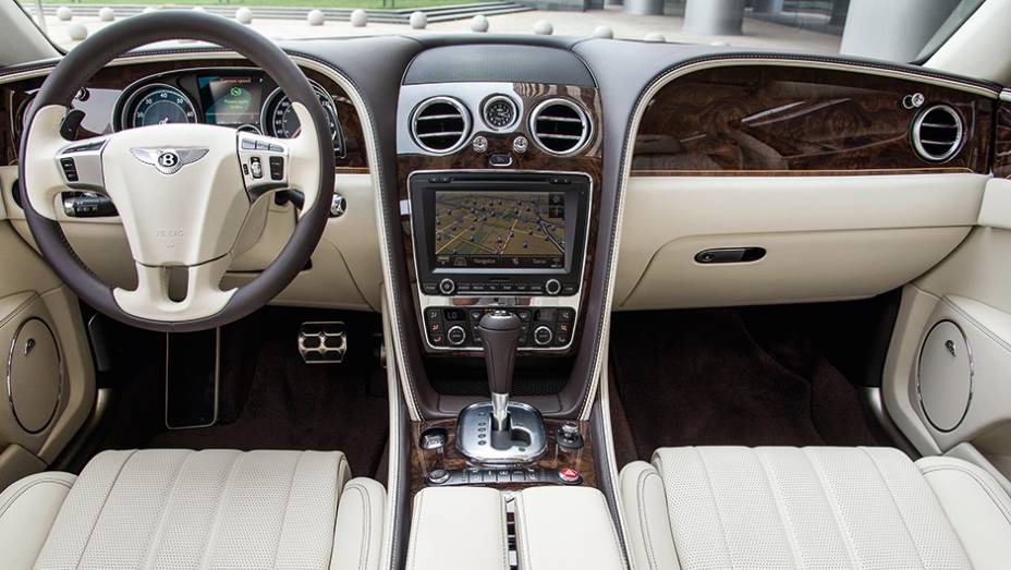Monitor sens&iacute;vel ao toque de 8 polegadas domina o painel dianteiro | <a href="https://preprod.quatrorodas.abril.com.br/carros/impressoes/bentley-flying-spur-755086.shtml" rel="migration">Leia mais</a>