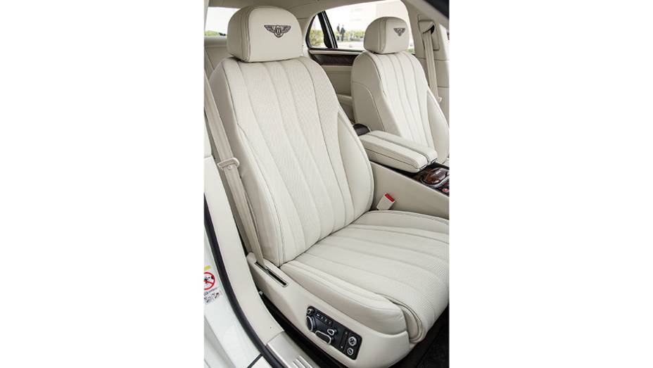 Bancos oferecem at&eacute; aquecimento, refrigera&ccedil;&atilde;o e fun&ccedil;&atilde;o massageadora | <a href="https://preprod.quatrorodas.abril.com.br/carros/impressoes/bentley-flying-spur-755086.shtml" rel="migration">Leia mais</a>