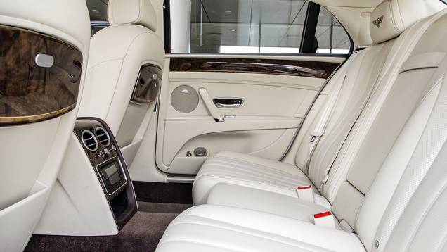 Na versão básica, banco traseiro é para três pessoas | <a href="https://preprod.quatrorodas.abril.com.br/carros/impressoes/bentley-flying-spur-755086.shtml" rel="migration">Leia mais</a> Na versão básica, banco traseiro é para três pessoas | <a href="https://preprod.quatrorodas.abril.com.br/carros/impressoes/bentley-flying-spur-755086.shtml" rel="migration">Leia mais</a>