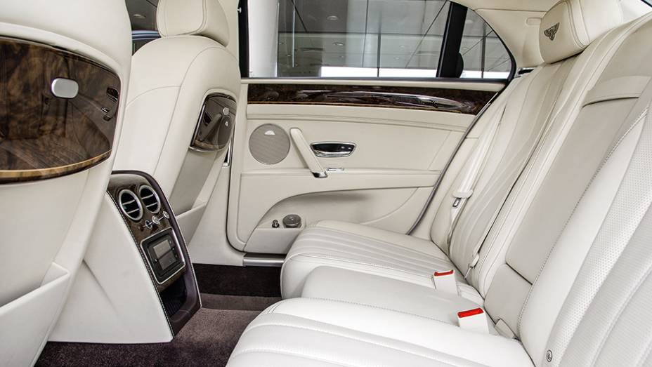 Na vers&atilde;o b&aacute;sica, banco traseiro &eacute; para tr&ecirc;s pessoas | <a href="https://preprod.quatrorodas.abril.com.br/carros/impressoes/bentley-flying-spur-755086.shtml" rel="migration">Leia mais</a>
