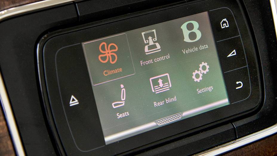 Controle atr&aacute;s permite regular bancos e ventila&ccedil;&atilde;o | <a href="https://preprod.quatrorodas.abril.com.br/carros/impressoes/bentley-flying-spur-755086.shtml" rel="migration">Leia mais</a>