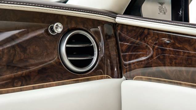 Primor em detalhes de madeira... | <a href="https://preprod.quatrorodas.abril.com.br/carros/impressoes/bentley-flying-spur-755086.shtml" rel="migration">Leia mais</a> Primor em detalhes de madeira... | <a href="https://preprod.quatrorodas.abril.com.br/carros/impressoes/bentley-flying-spur-755086.shtml" rel="migration">Leia mais</a>