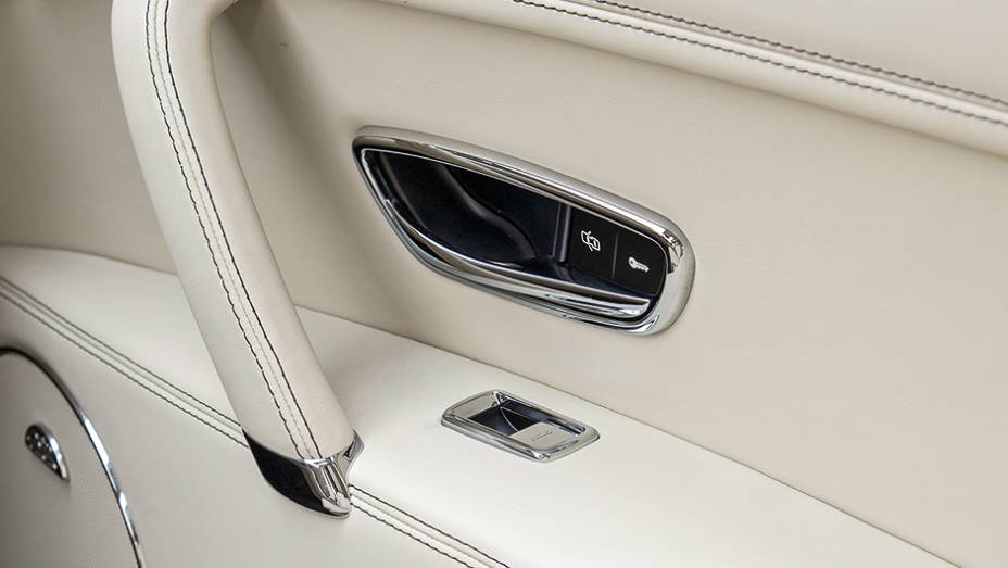 ... e alum&iacute;nio | <a href="https://preprod.quatrorodas.abril.com.br/carros/impressoes/bentley-flying-spur-755086.shtml" rel="migration">Leia mais</a>