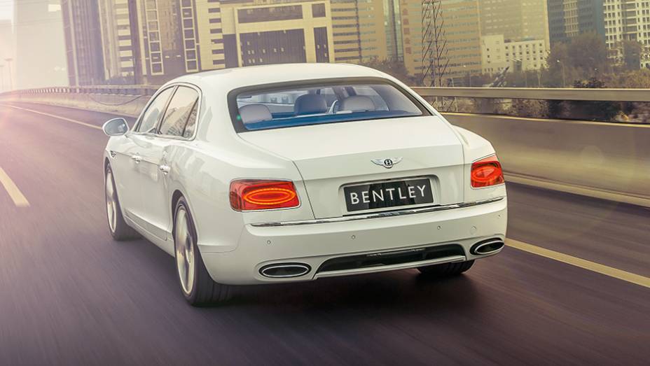 Inclina&ccedil;&atilde;o suave da coluna traseira refor&ccedil;a o estilo cup&ecirc; | <a href="https://preprod.quatrorodas.abril.com.br/carros/impressoes/bentley-flying-spur-755086.shtml" rel="migration">Leia mais</a>