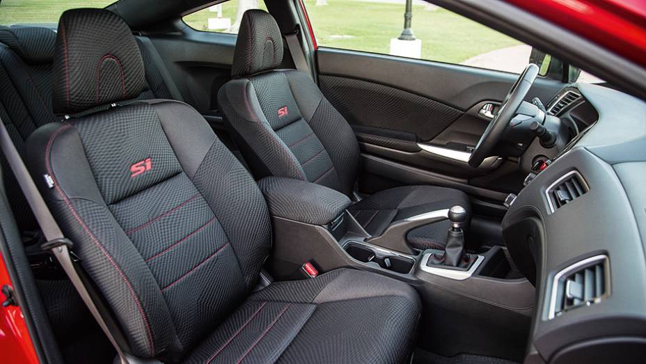 Grife Si gravada nos bancos | <a href="https://preprod.quatrorodas.abril.com.br/carros/impressoes/honda-civic-si-753316.shtml" rel="migration">Leia mais</a>