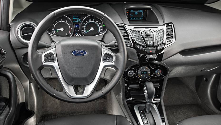 Interior sofisticado conta com materiais de qualidade superior | <a href="https://preprod.quatrorodas.abril.com.br/carros/comparativos/new-fiesta-sedan-x-hb20s-754470.shtml" rel="migration">Leia mais</a>