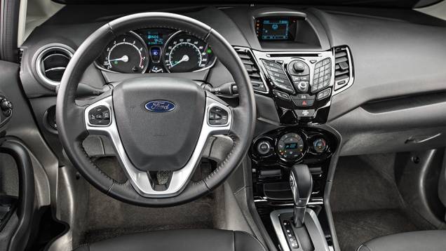 Interior sofisticado conta com materiais de qualidade superior | <a href="https://preprod.quatrorodas.abril.com.br/carros/comparativos/new-fiesta-sedan-x-hb20s-754470.shtml" rel="migration">Leia mais</a> Interior sofisticado conta com materiais de qualidade superior | <a href="https://preprod.quatrorodas.abril.com.br/carros/comparativos/new-fiesta-sedan-x-hb20s-754470.shtml" rel="migration">Leia mais</a>