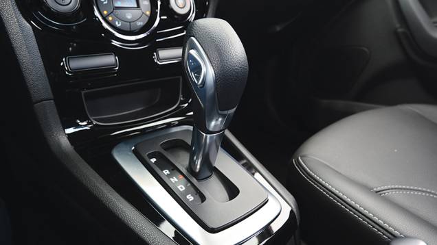 Botão na alavanca faz troca de marcha | <a href="https://preprod.quatrorodas.abril.com.br/carros/comparativos/new-fiesta-sedan-x-hb20s-754470.shtml" rel="migration">Leia mais</a> Botão na alavanca faz troca de marcha | <a href="https://preprod.quatrorodas.abril.com.br/carros/comparativos/new-fiesta-sedan-x-hb20s-754470.shtml" rel="migration">Leia mais</a>