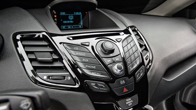 Tela digital trocou o laranja pelo azul | <a href="https://preprod.quatrorodas.abril.com.br/carros/comparativos/new-fiesta-sedan-x-hb20s-754470.shtml" rel="migration">Leia mais</a> Tela digital trocou o laranja pelo azul | <a href="https://preprod.quatrorodas.abril.com.br/carros/comparativos/new-fiesta-sedan-x-hb20s-754470.shtml" rel="migration">Leia mais</a>
