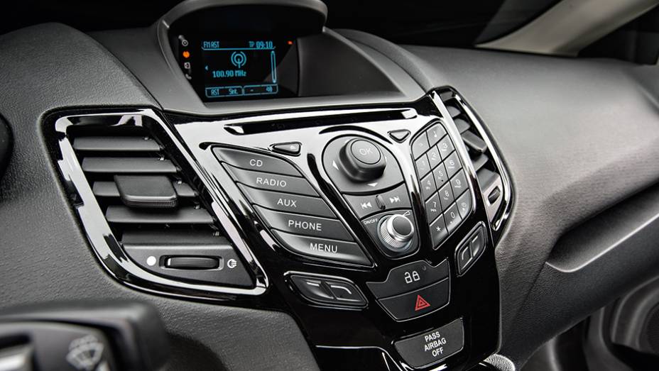 Tela digital trocou o laranja pelo azul | <a href="https://preprod.quatrorodas.abril.com.br/carros/comparativos/new-fiesta-sedan-x-hb20s-754470.shtml" rel="migration">Leia mais</a>