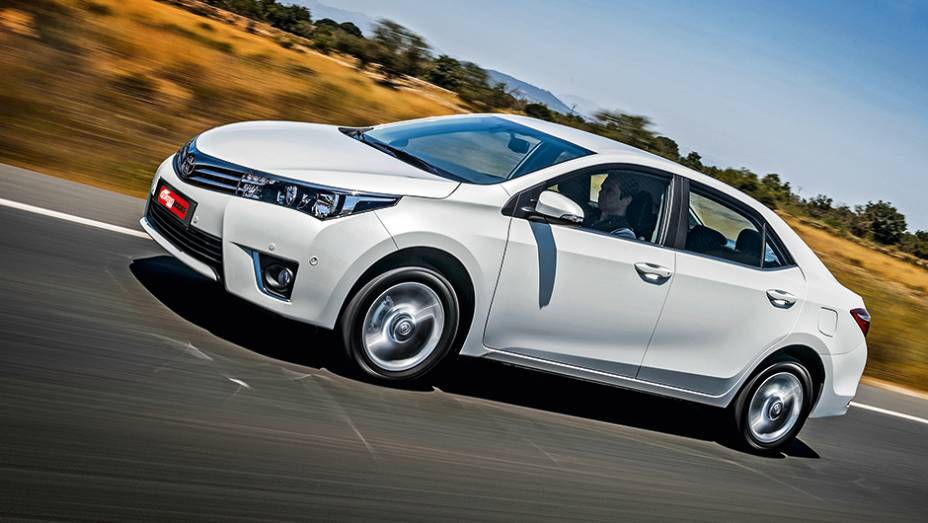 Linha de frente: faróis ousados e grade cromada | <a href="https://preprod.quatrorodas.abril.com.br/carros/impressoes/toyota-corolla-2014-751803.shtml" rel="migration">Leia mais</a>