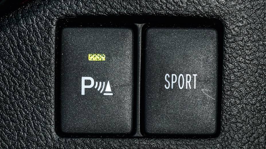Botão de sensor de ré e modo Sport do câmbio | <a href="https://preprod.quatrorodas.abril.com.br/carros/impressoes/toyota-corolla-2014-751803.shtml" rel="migration">Leia mais</a>