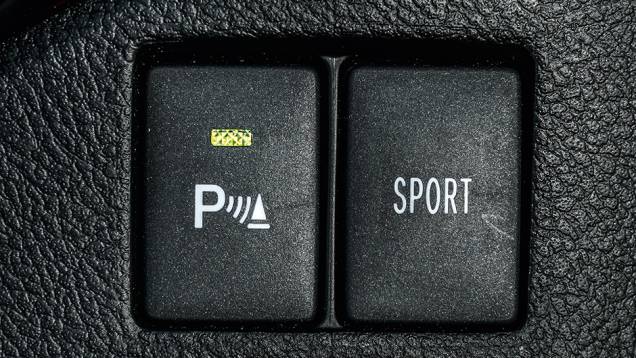Botão de sensor de ré e modo Sport do câmbio | <a href="https://preprod.quatrorodas.abril.com.br/carros/impressoes/toyota-corolla-2014-751803.shtml" rel="migration">Leia mais</a> Botão de sensor de ré e modo Sport do câmbio | <a href="https://preprod.quatrorodas.abril.com.br/carros/impressoes/toyota-corolla-2014-751803.shtml" rel="migration">Leia mais</a>