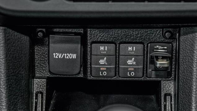 No console, aquecimento de banco e USB | <a href="https://preprod.quatrorodas.abril.com.br/carros/impressoes/toyota-corolla-2014-751803.shtml" rel="migration">Leia mais</a> No console, aquecimento de banco e USB | <a href="https://preprod.quatrorodas.abril.com.br/carros/impressoes/toyota-corolla-2014-751803.shtml" rel="migration">Leia mais</a>