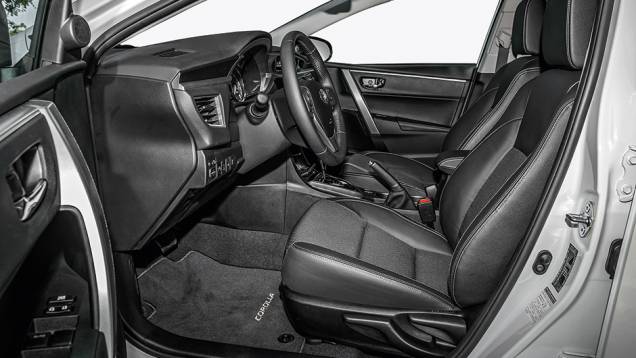 Espaço virou o destaque do novo sedã | <a href="https://preprod.quatrorodas.abril.com.br/carros/impressoes/toyota-corolla-2014-751803.shtml" rel="migration">Leia mais</a> Espaço virou o destaque do novo sedã | <a href="https://preprod.quatrorodas.abril.com.br/carros/impressoes/toyota-corolla-2014-751803.shtml" rel="migration">Leia mais</a>